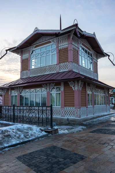典型的なロシアのログハウスが中心に位置する通り — ストック写真