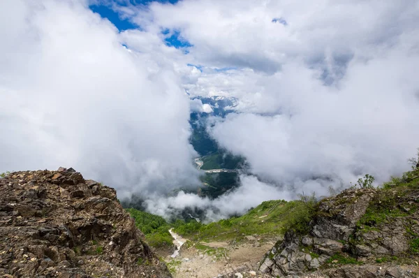 Utsikt över kaukasiska bergen — Stockfoto