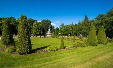 Peterhof alt Bahçe parkında Roma Çeşmesi