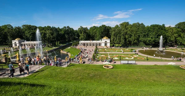 Brunnen der großen Kaskade in Peterhof — Stockfoto