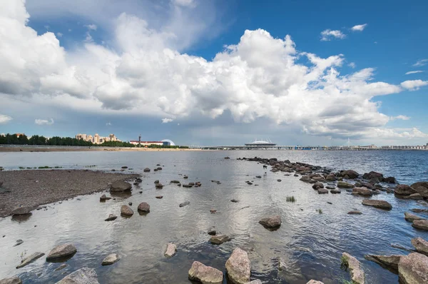 Panorámás kilátás Szentpétervárra és a finn-öbölre — Stock Fotó