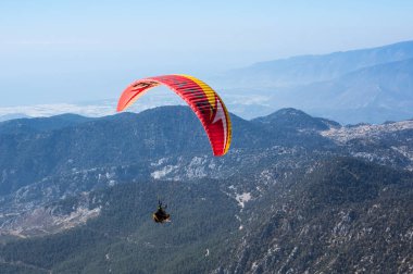 Dağların üzerinden uçan Yamaçparaşütü
