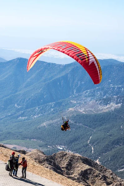 Parapente volando sobre montañas — Foto de Stock