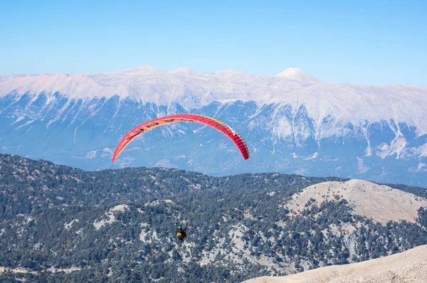 Dağların üzerinden uçan Yamaçparaşütü — Stok fotoğraf