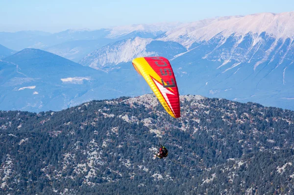 Paraglider flyger över bergen — Stockfoto