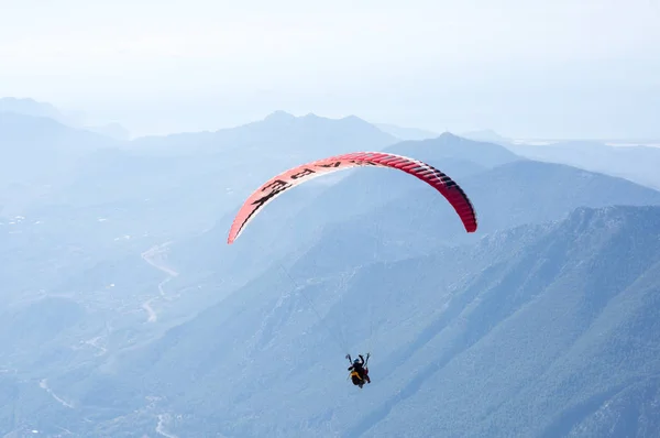 山上空を飛ぶパラグライダー — ストック写真