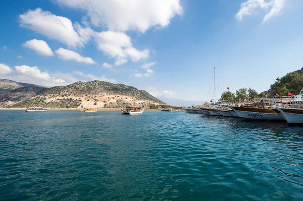 Der Hafen an der Küste des Mittelmeeres — Stockfoto