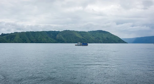 Lago Toba en la isla indonesia de Sumatra — Foto de Stock