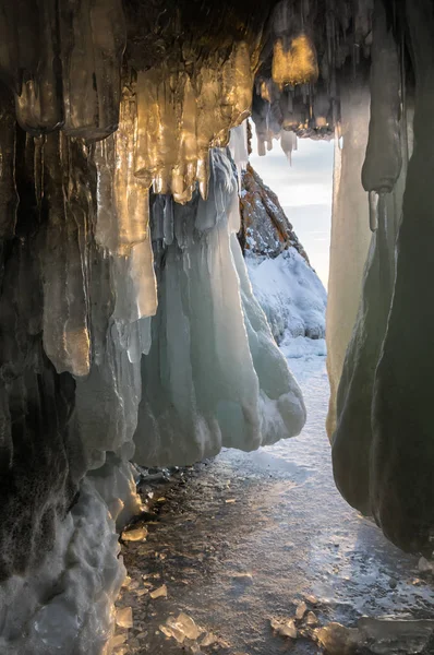 Cueva de hielo en el lago Baikal — Foto de Stock