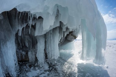 Baykal Gölü üzerinde buz mağarası
