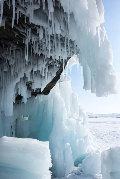Buz sarkıtları Baykal Gölü üzerinde — Stok fotoğraf
