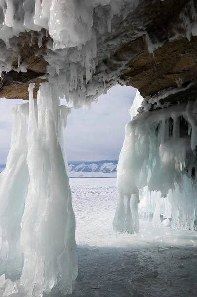 Icicles sur le lac Baïkal — Photo