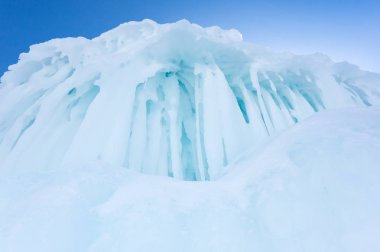 Buz sarkıtları Baykal Gölü üzerinde
