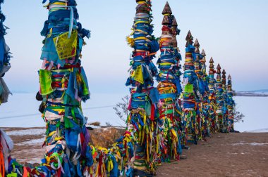 Burkhan Burnu'nda renkli kurdeleler ile ahşap ritüel sütunlar