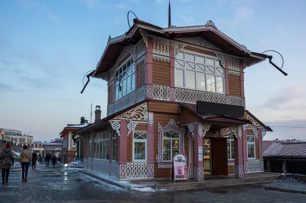 Gata med typiska ryska timmerhus som ligger i centrum av — Stockfoto