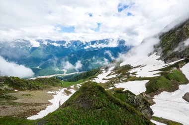 Kafkas Dağları'nın görünümü