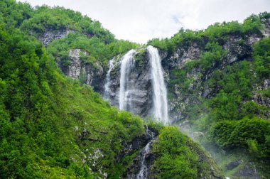 Kafkas Dağları'nda şelale manzarası