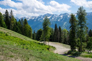 Kafkas Dağları'nın görünümü
