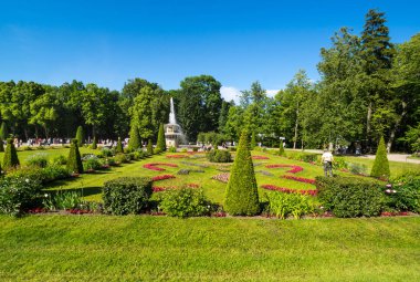 Peterhof alt Bahçe parkında Roma Çeşmesi