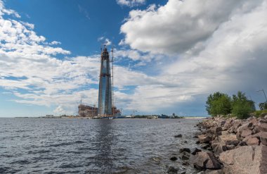Lakhta Merkezi ve Fince Körfezi panoramik görünüm