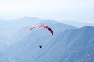 Dağların üzerinden uçan Yamaçparaşütü
