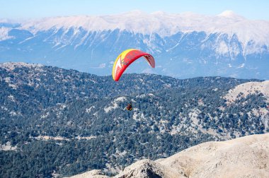 Dağların üzerinden uçan Yamaçparaşütü