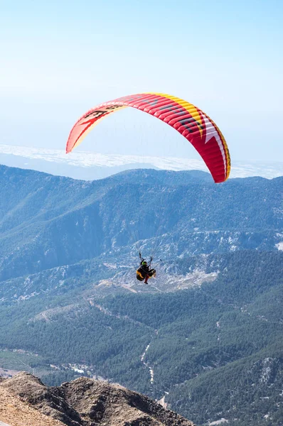 Dağların üzerinden uçan Yamaçparaşütü — Stok fotoğraf