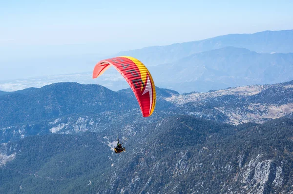 Parapente voando sobre montanhas — Fotografia de Stock
