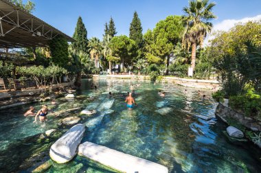 Kleopatra'nın Pamukkale, Tu'daki termal havuzunda yüzen ler