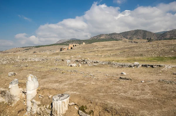 Uitzicht op de ruïnes van Hierapolis — Stockfoto