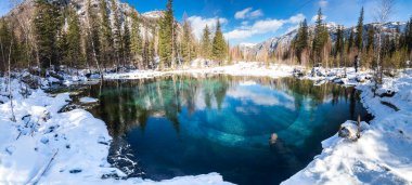 Kışın Altay dağlarında mavi gayzer gölü, Sibirya, Rusya