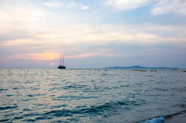 Pattaya 'daki Tayland Körfezi üzerinde gün batımı manzarası