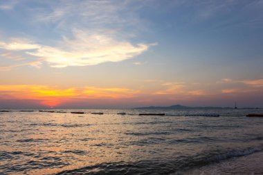 Tayland 'daki Pattaya tatil beldesinde, Tayland Körfezi üzerinde gün batımı manzarası