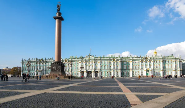 位于俄罗斯圣彼得堡的冬宫是俄罗斯君主的官邸 修复后的宫殿已成为赫米蒂奇博物馆建筑群的一部分 — 图库照片