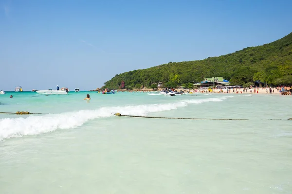 Touristes Relaxant Sur Plage Île Lan Dans Golfe Thaïlande Près — Photo