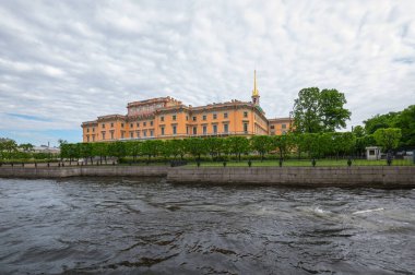 Mikhailovsky Kalesi ya da Mühendisler Kalesi manzarası, Rusya 'nın tarihi merkezi Saint-Petersburg' da eski kraliyet konutu.