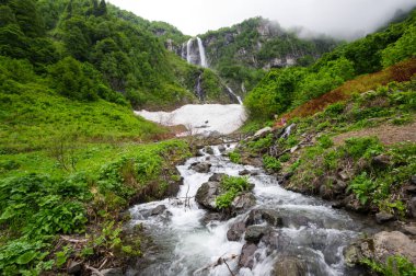 Kızıl Orman, Krasnodar Krai, Rusya 'daki Kafkas dağlarının manzarası