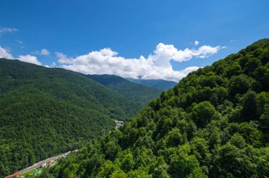 Kızıl Orman, Krasnodar Krai, Rusya 'daki Kafkas dağlarının manzarası