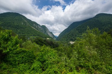 Rusya 'nın Krasnodar Krai kentindeki Kafkas dağlarının manzarası