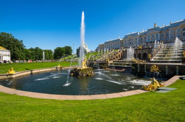SAINT- PETERSBURG, RUSSIA - 10 Temmuz 2017: Büyük Peterhof Sarayı ve Peterhof, Saint-Petersburg, Rusya 'daki Büyük Şelale Çeşmeleri