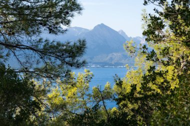 Türkiye 'nin Akdeniz kıyısındaki Kemer, Antalya ilinin sahil tatil beldesi ve ilçesindeki dağların veiw' i