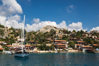 ANTALYA, TURKEY - 23 Ekim 2017: Türkiye 'nin Antalya ilindeki Türk Rivierası' nda Akdeniz kıyısındaki Simena köyünün manzarası