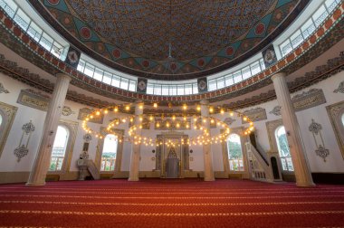 Kemer'deki cami, Antalya ilinin sahil beldesi ve Türkiye'nin Akdeniz kıyısındaki ilçesi