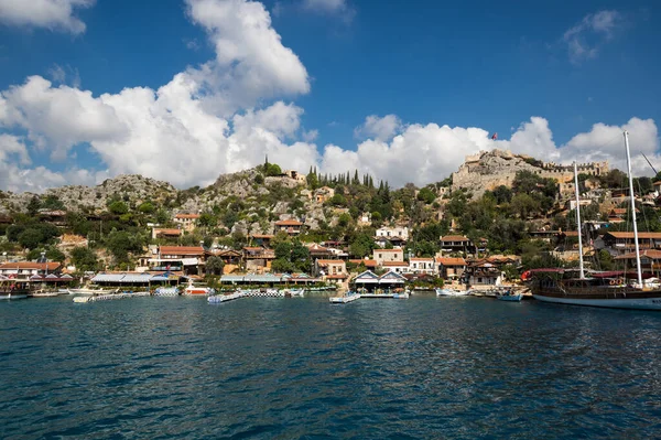 ANTALYA, TURKEY - 23 Ekim 2017: Türkiye 'nin Antalya ilindeki Türk Rivierası' nda Akdeniz kıyısındaki Simena köyünün manzarası