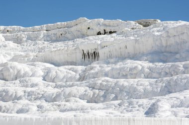 Türkiye 'nin güneybatısındaki Denizli' de teraslı ve doğal havuzlu Pamukkale 'nin kaplıcaları