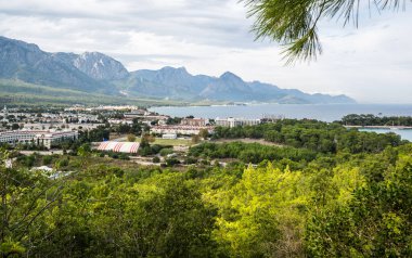 Türkiye 'nin Akdeniz kıyısında Kemer Veiw, Antalya ilinin sahil beldesi ve ilçesi