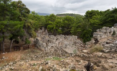 Antik Lycia kıyısındaki Phaselis kalıntıları, antik Yunan ve Roma şehri. Antalya 'nın Kemer ilçesine bağlı Tekirova ilçesinin kalıntıları modern ilçenin kuzeyinde yer almaktadır.