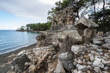 Antik Lycia kıyısındaki Phaselis kalıntıları, antik Yunan ve Roma şehri. Antalya 'nın Kemer ilçesine bağlı Tekirova ilçesinin kalıntıları modern ilçenin kuzeyinde yer almaktadır.