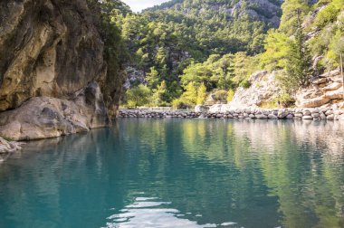 Türkiye 'nin Antalya ilinin Kemer ilçesi Beydaglari Ulusal Parkı' nda yer alan Goynuk kanyonundaki turkuaz göl manzarası