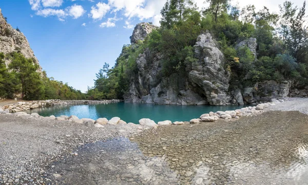 トルコのアンタルヤ県のBeydaglari海岸国立公園 ケメル地区内に位置する渓谷Goynukのターコイズブルーの湖の眺め — ストック写真
